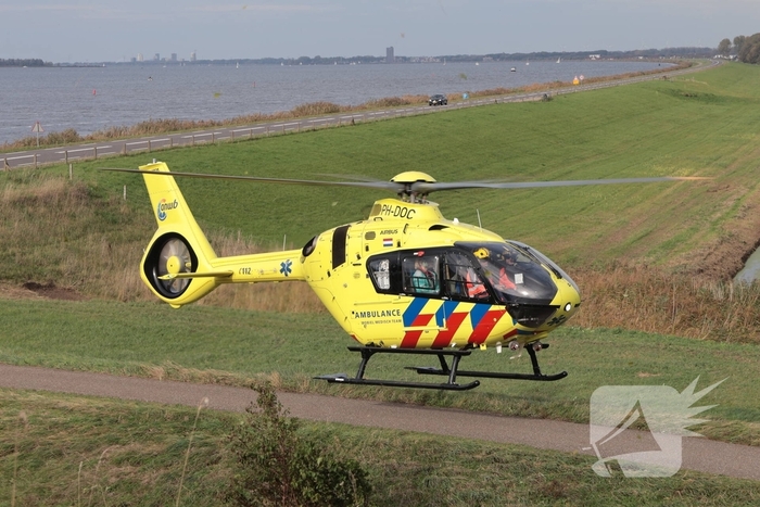 Wielrenner zwaargewond na botsing met brommobiel