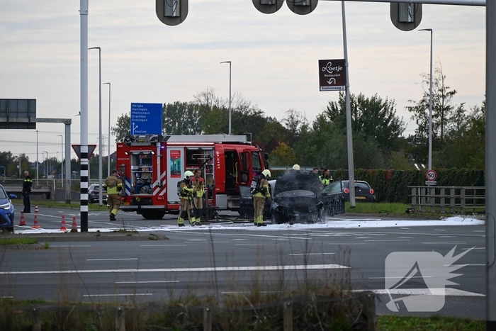 Brandweer blust brandende auto
