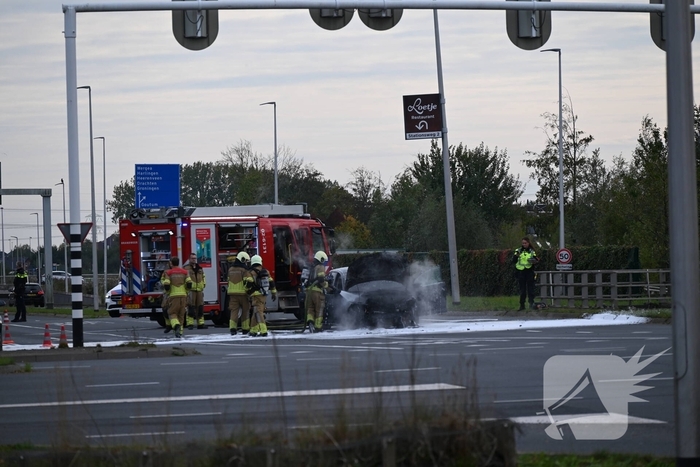 Brandweer blust brandende auto