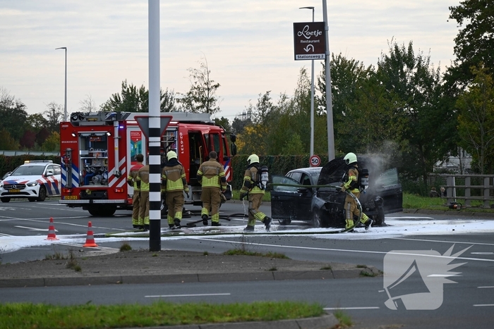 Brandweer blust brandende auto