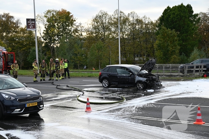 Brandweer blust brandende auto