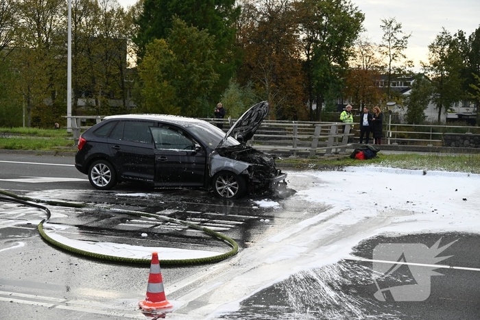 Brandweer blust brandende auto