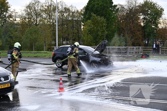 Brandweer blust brandende auto