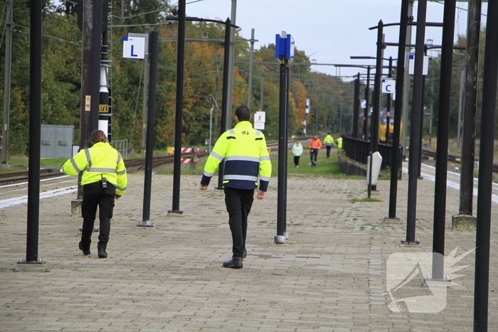 Persoon van spoor gehaald bij station