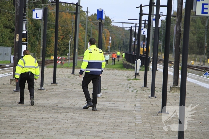 Persoon van spoor gehaald bij station