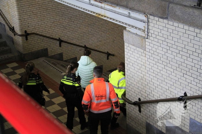 Persoon van spoor gehaald bij station
