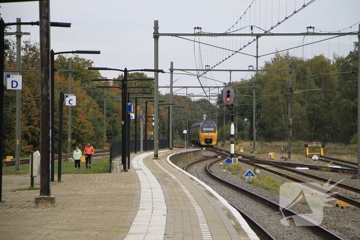 Persoon van spoor gehaald bij station