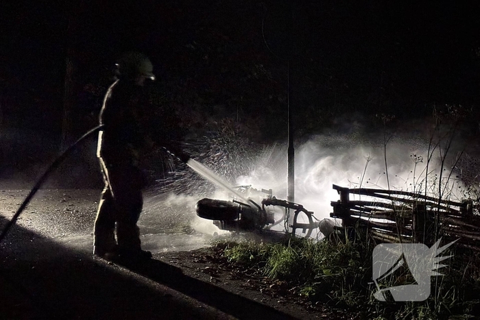 Scooter volledig verwoest door brand