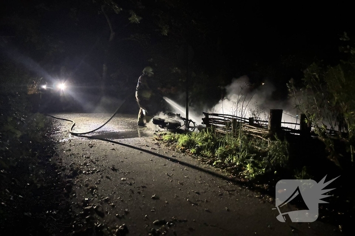 Scooter volledig verwoest door brand