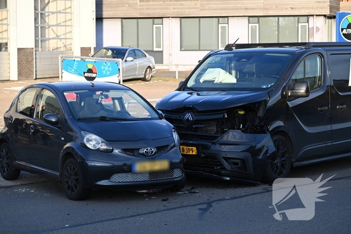 Ongeval veroorzaakt flinke autoschade
