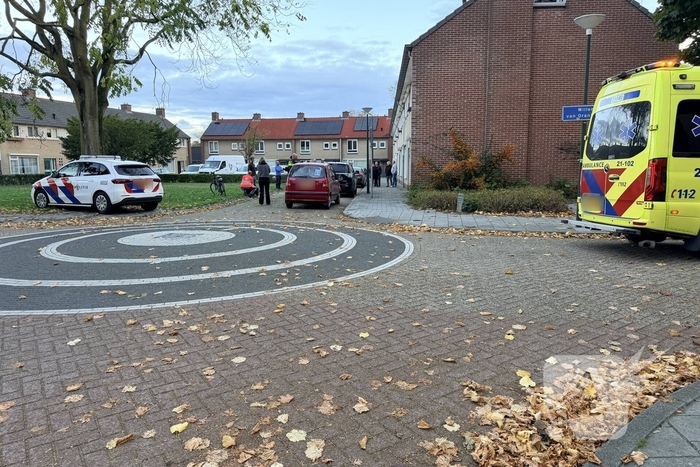 Auto botst op geparkeerde auto na ongeval