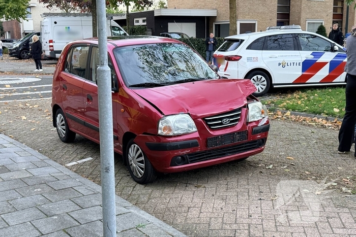 Auto botst op geparkeerde auto na ongeval