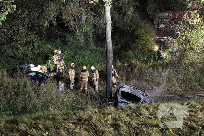 Voertuig breekt in tweeÃ«n en vliegt in brand na ongeval, bestuurder zwaargewond