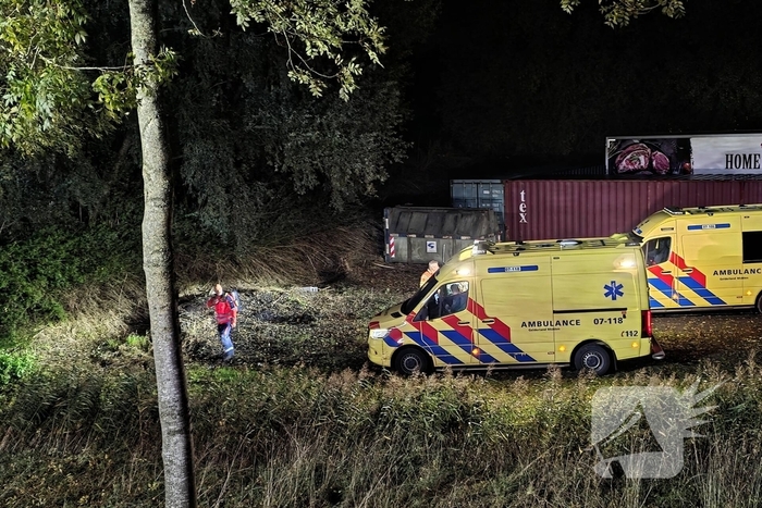Voertuig breekt in tweeÃ«n en vliegt in brand na ongeval, bestuurder zwaargewond
