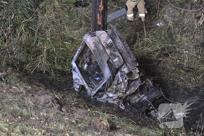 Voertuig breekt in tweeÃ«n en vliegt in brand na ongeval, bestuurder zwaargewond