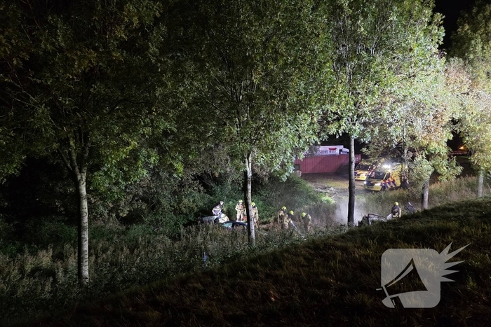 Voertuig breekt in tweeÃ«n en vliegt in brand na ongeval, bestuurder zwaargewond