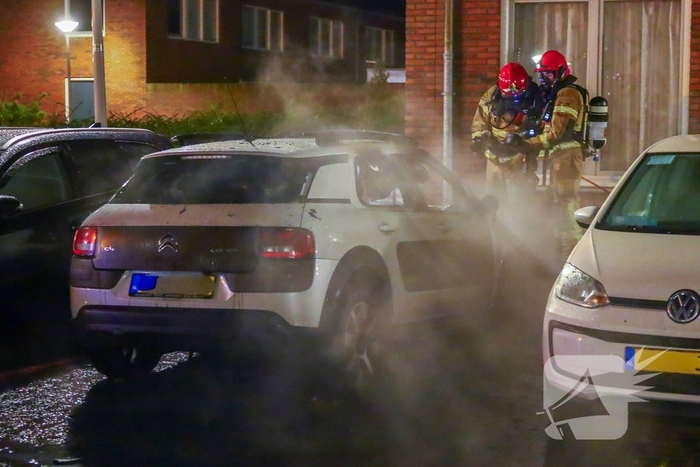 Brand in auto veroorzaakt schade aan omliggende voertuigen