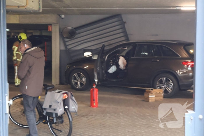 Auto crasht in parkeergarage