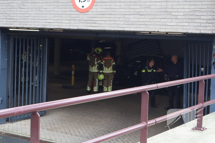 Auto crasht in parkeergarage