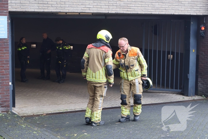 Auto crasht in parkeergarage