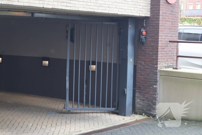 Auto crasht in parkeergarage
