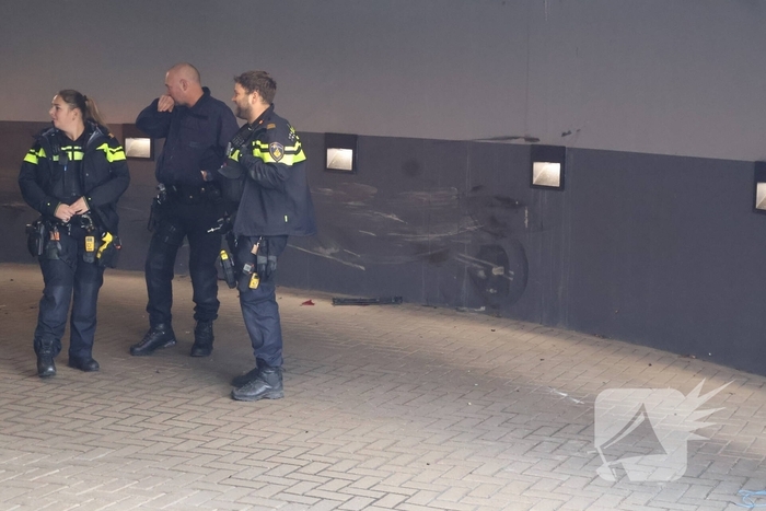 Auto crasht in parkeergarage