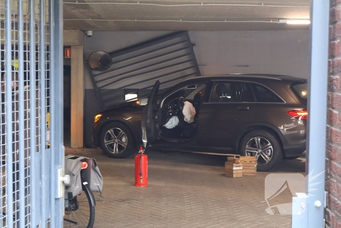 Auto crasht in parkeergarage