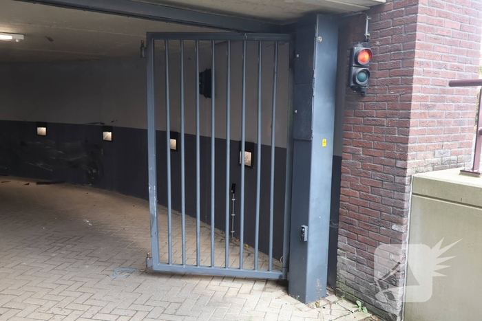 Auto crasht in parkeergarage