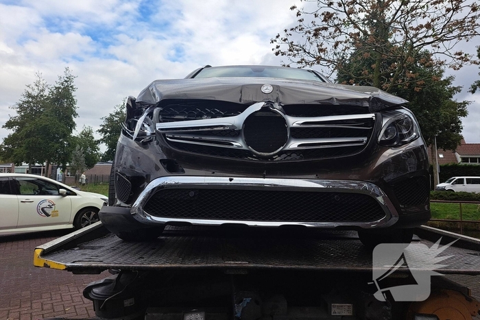 Auto crasht in parkeergarage