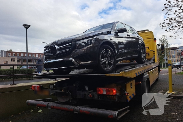 Auto crasht in parkeergarage