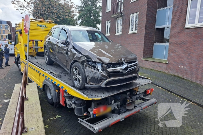 Auto crasht in parkeergarage