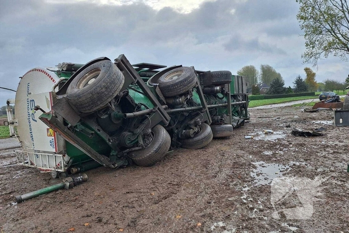 Vrachtwagen kantelt en beschadigt monument