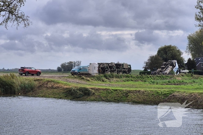 Vrachtwagen kantelt en beschadigt monument
