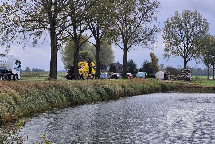 Vrachtwagen kantelt en beschadigt monument