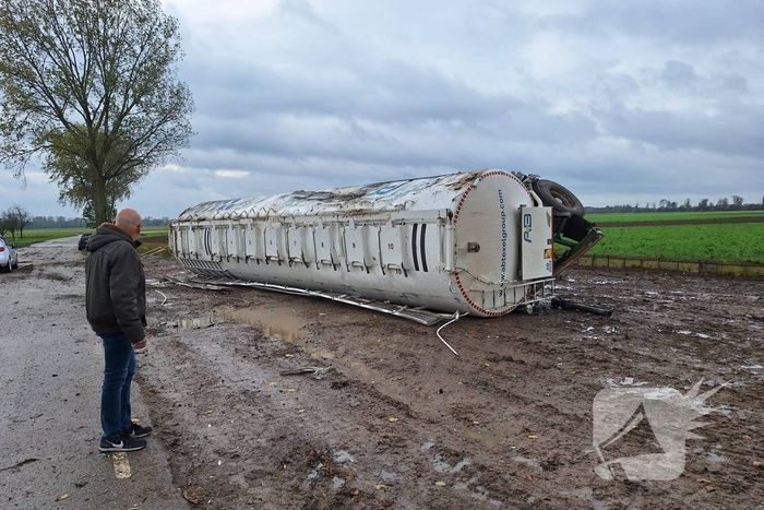 Vrachtwagen kantelt en beschadigt monument