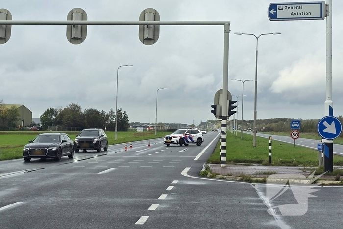 Twee auto's botsen op kruising