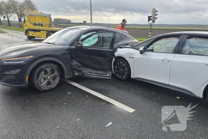 Twee auto's botsen op kruising