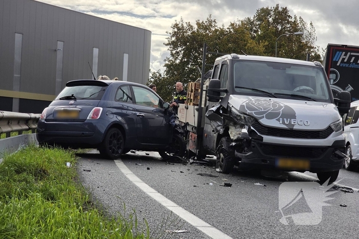 Botsing tussen personenwagen en bakwagen