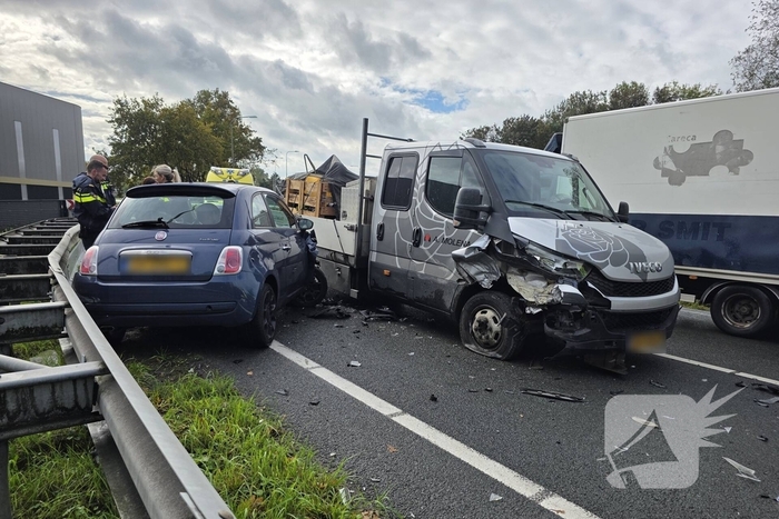 Botsing tussen personenwagen en bakwagen