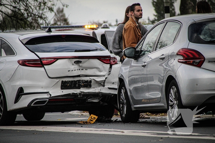 Kop-staartbotsing leidt tot schade, geen gewonden
