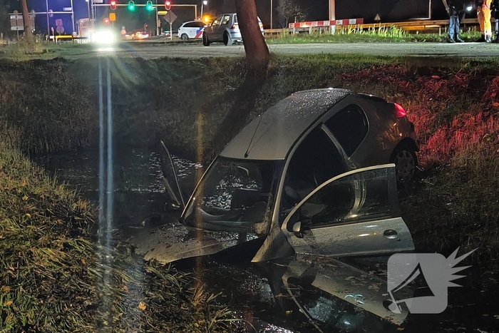 Automobilist raakt van de weg en komt in water terecht