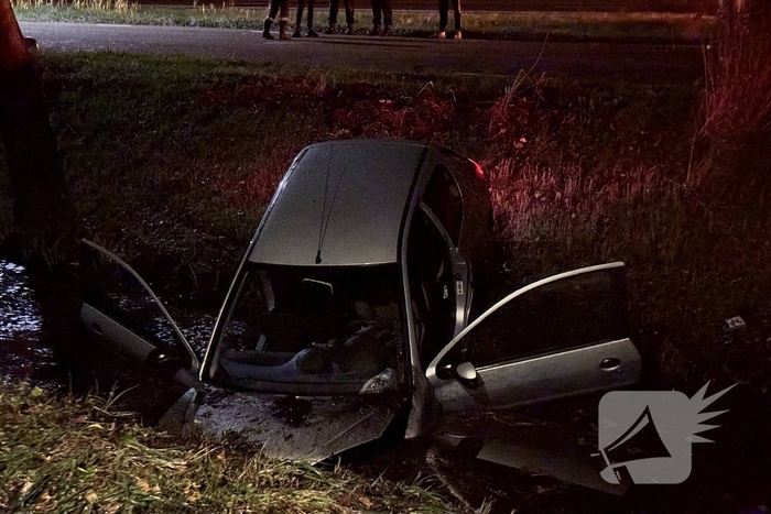 Automobilist raakt van de weg en komt in water terecht