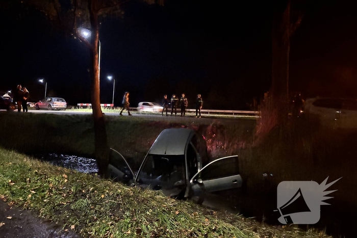 Automobilist raakt van de weg en komt in water terecht