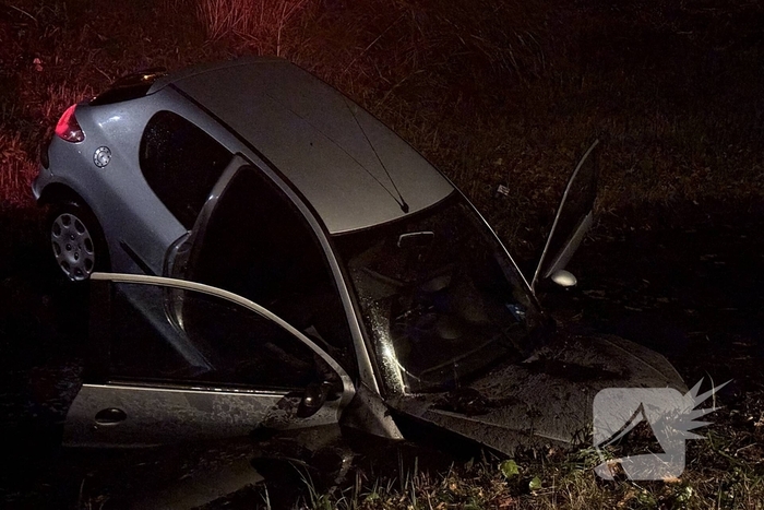 Automobilist raakt van de weg en komt in water terecht
