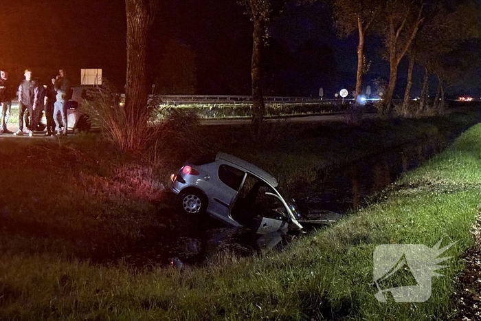 Automobilist raakt van de weg en komt in water terecht