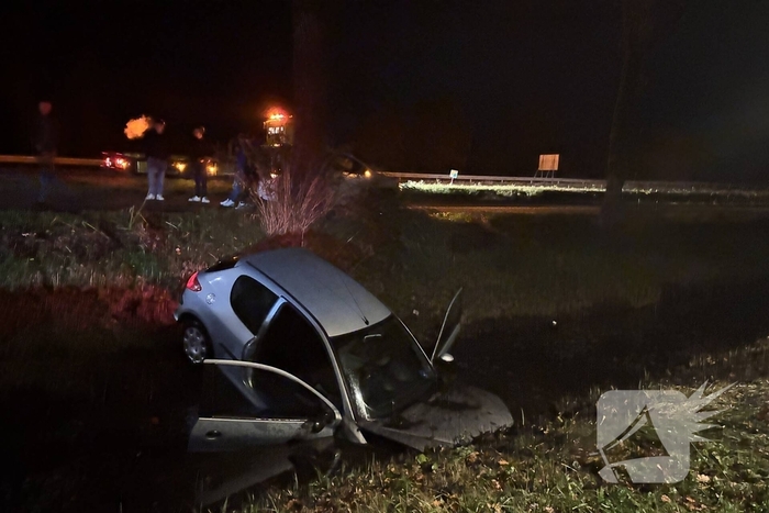Automobilist raakt van de weg en komt in water terecht