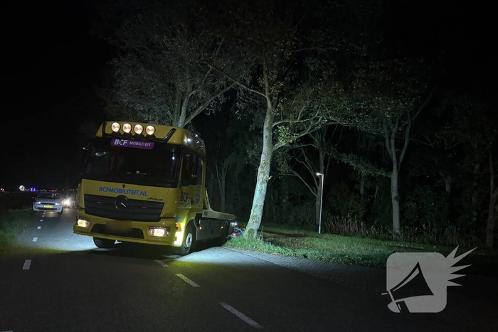 Automobilist raakt van de weg en komt in water terecht