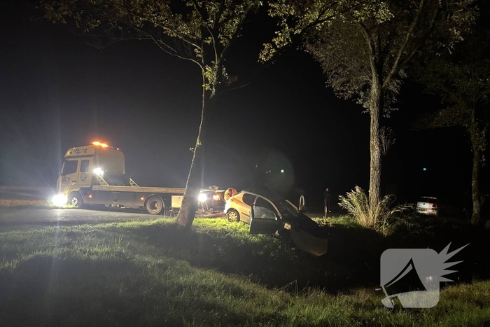 Automobilist raakt van de weg en komt in water terecht