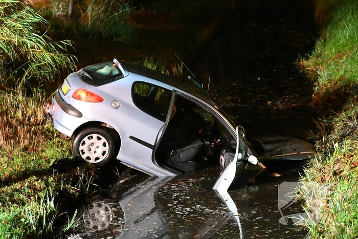 Automobilist raakt van de weg en komt in water terecht