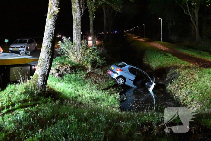 Automobilist raakt van de weg en komt in water terecht